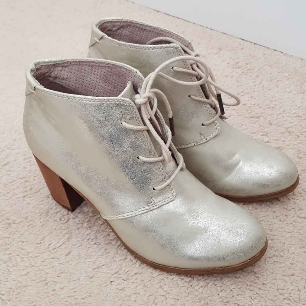 Toms Lunata gold metallic bootie size 8